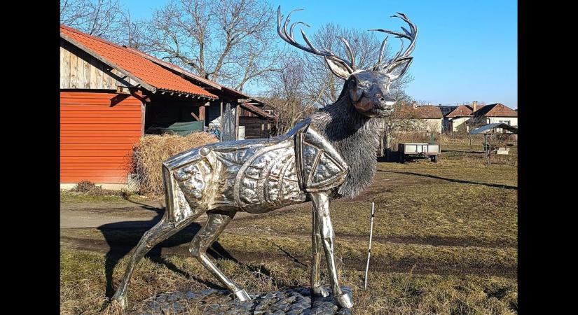 Új helyszínen állítják fel a Csodaszarvas-szobrot Rimaszombatban, a Matica tiltakozik