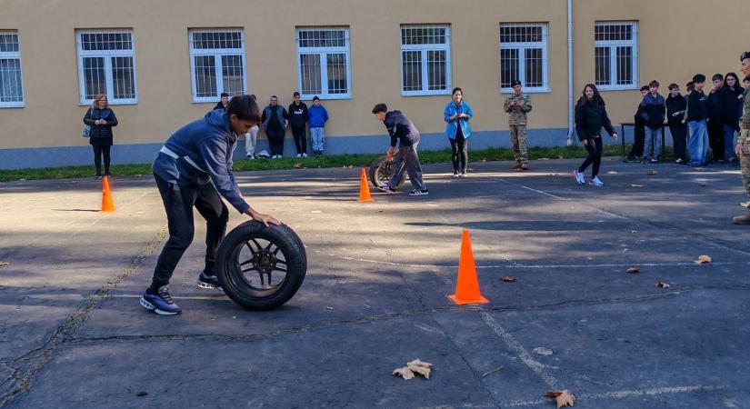 Lemerült autót bikáztak, kereket cseréltek – 6-8. osztályos diákoknak szervezett csapatversenyt a Savaria