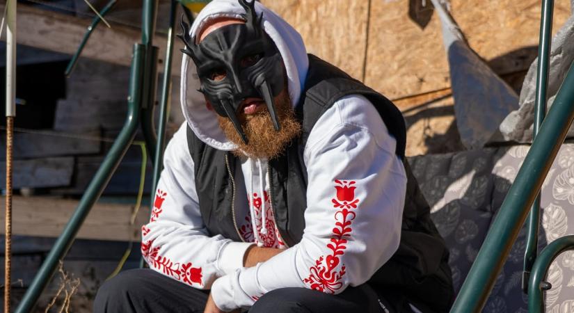 „Hogy a Szobó majd megoldja valahogy / Hogy minden szopó, de úgyis lesz valahogy” – a nemzeti identitásról elmélkedik új dalában 6363