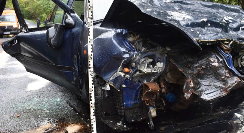 Elől a teherautó, hátul a rakomány nyomta össze a gépkocsit