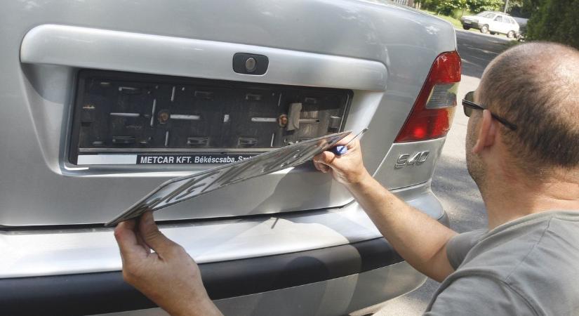 Úgy cserélgette a rendszámtáblákat az autós, mint más a zokniját
