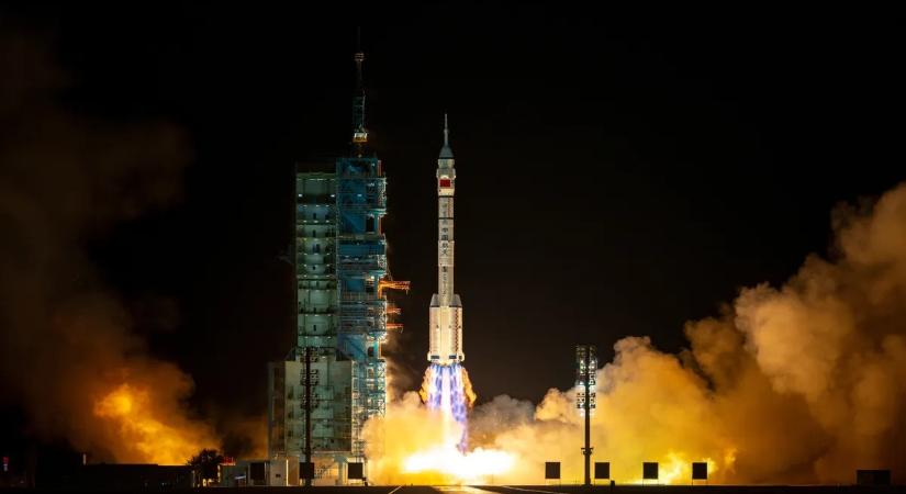 Három űrhajós az űrben rekedt – valami nekicsapódott a kapszulájuknak