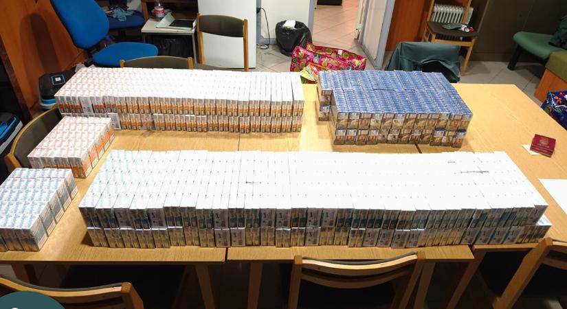 1640 doboz cigaretta lapult a piacos táskákban
