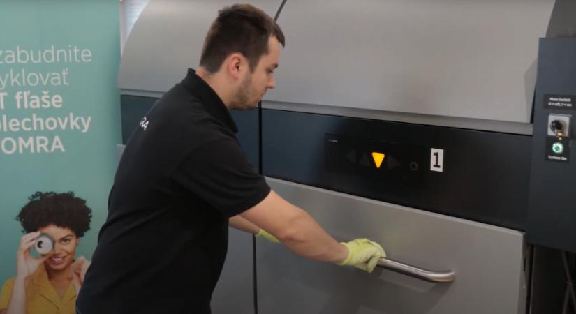 A Mohu elindította az első budapesti visszaváltó automatáját, amelybe nem egyenként kell adagolni a palackokat