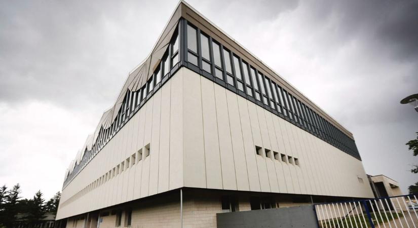 Balhézó szombathelyi fiatalok ügyében született ítélet - Kiskorút vertek össze az uszoda parkolójában