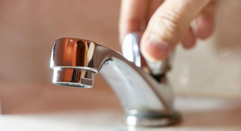 Víz nélkül maradt a környék: csőtörés nehezíti a közlekedést Szegeden