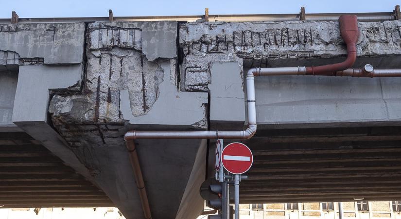 Súlyos korrózió, hiányos burkolat és leromlott állapot – lebontatnák a népligeti felüljárót