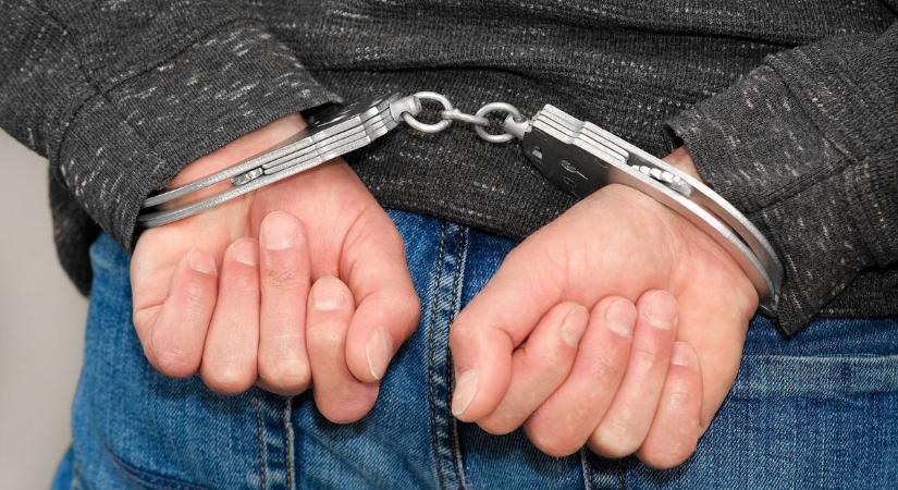 Lopások, drogkereskedelem, bezárt élettárs: az ügyészség elé kerültek a bajai férfi rémtettei