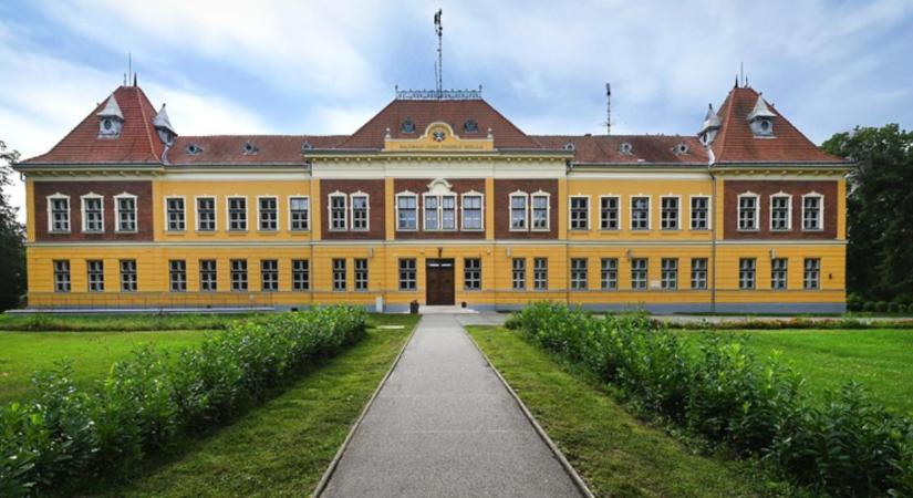 Tizenkét technikumi és egy gimnáziumi képzéssel várja a diákokat a Balásházy