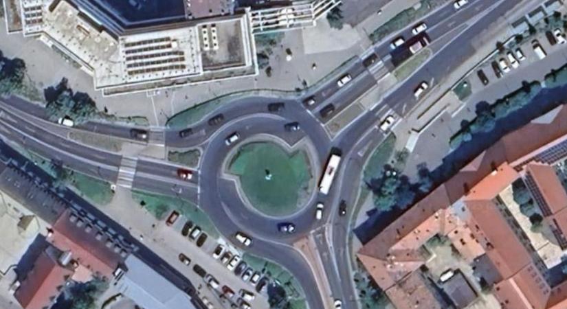 A veszprémiek döntöttek, jelzőlámpát kap a hotel előtti gyalogátkelő (videó)