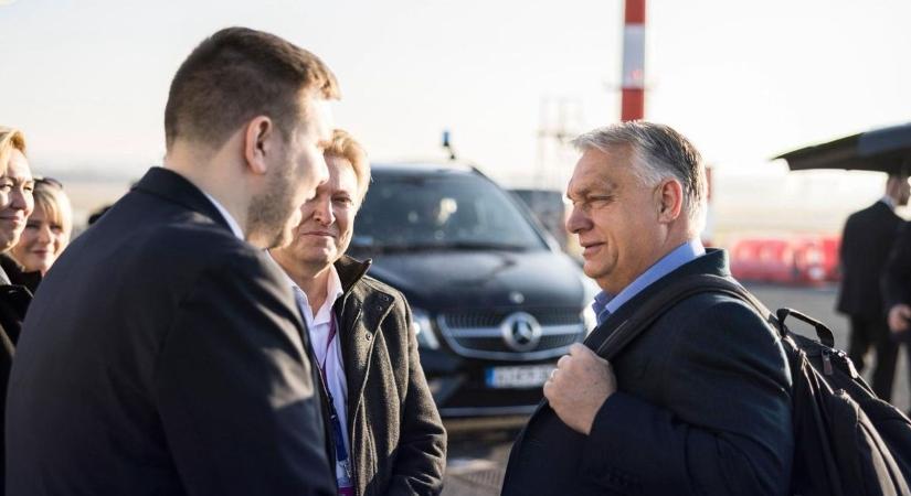 Orbán Viktor Wizz Air gépe nemsokára le is száll – kiderült, hogy egy kitérőt is tennie kell