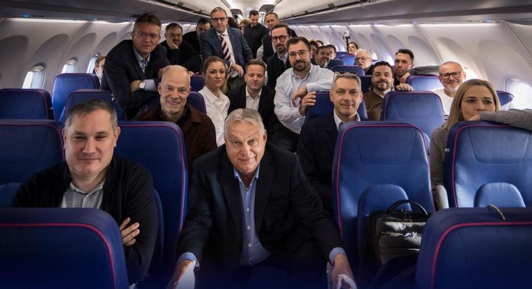 Ritkán beszél olyan nyíltan Orbán Viktor, mint az Egyesült Államokba tartó repülőgép fedélzetén