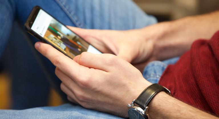 A Tinder már a telefonunk galériájában turkál, hogy eldöntse, ki illik hozzánk