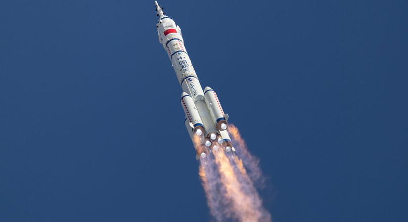 Az űrben ragadtak a kínaiak, sérülés miatt törölték a visszatérést