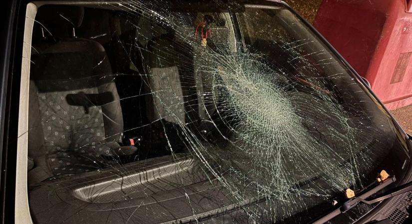 Túl jól sikerült a halloween? Autótetőn bulizott egy ismeretlen Kanizsán!