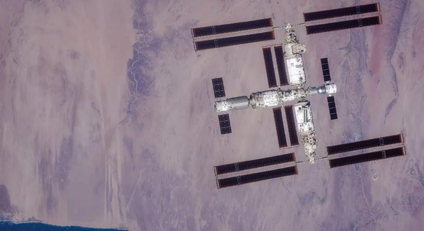 Kozmikus szemét csapódhatott a kínai űrhajóba, odafenn rekedtek a kínai űrhajósok