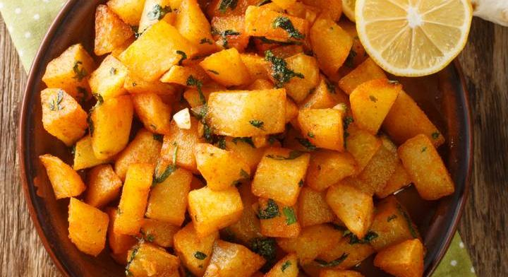 Ropogós, libanoni sült krumpli: citromos, zöldfűszeres páccal készül