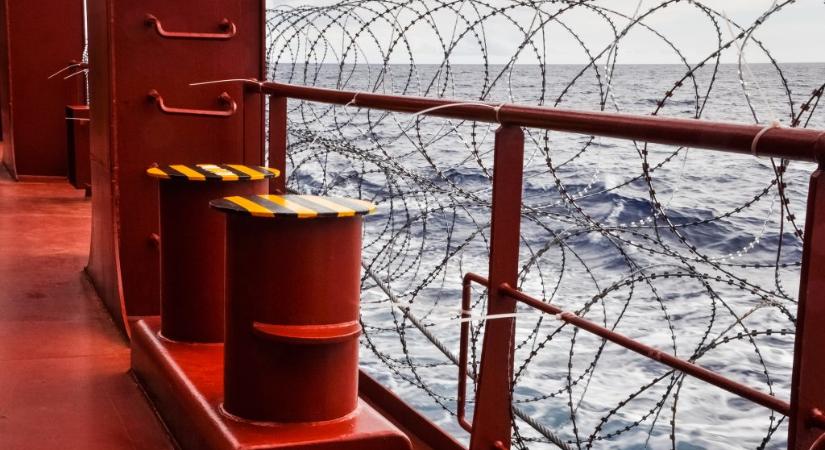 Gépfegyveres kalózok jutottak fel egy tankhajóra Szomália partjainál