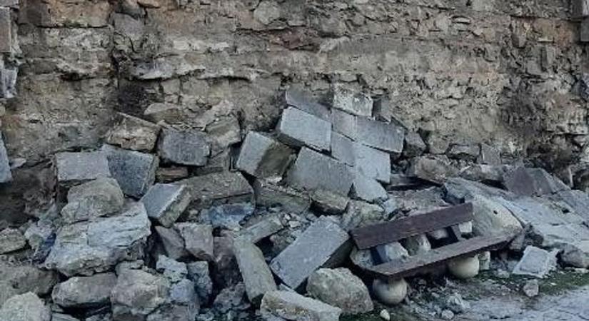 Leomlott a fal! Veszélyben a szabolcsiak egyik kedvenc kirándulóhelye!