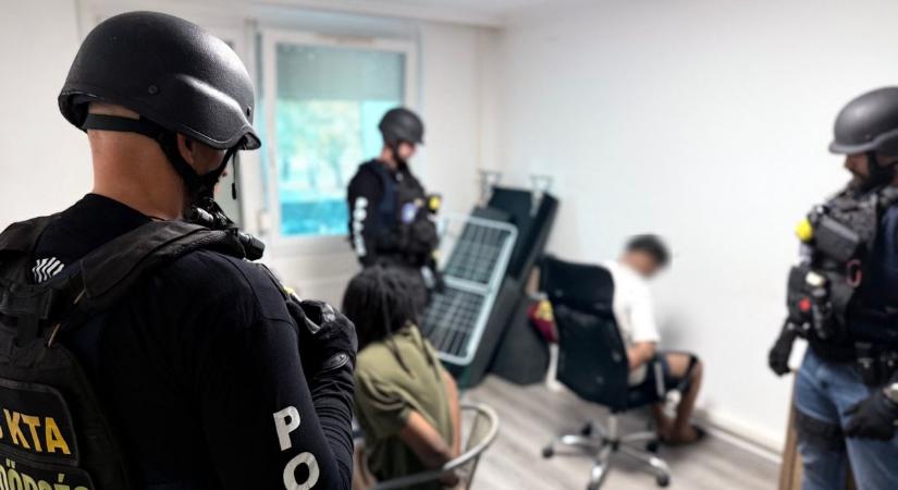 Ajtót berúgva törtek rá a külföldi dílerekre a debreceni rendőrök, a ház minden szeglete tele volt droggal – videóval