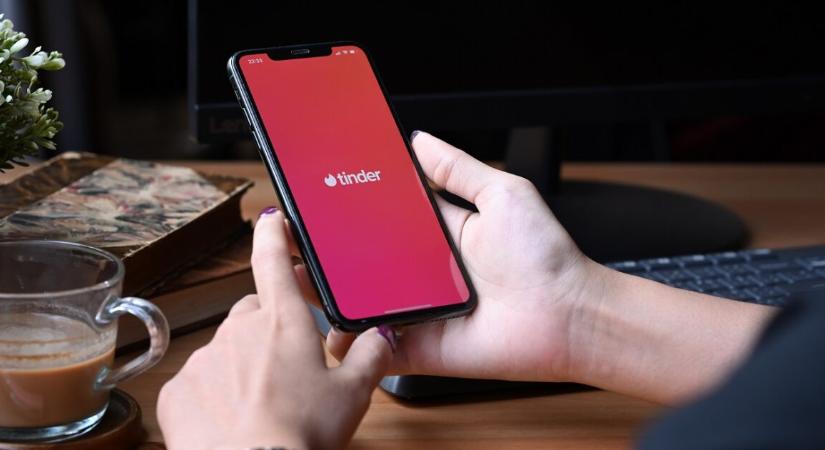 Itt a Tinder nagy újítása – mesterséges intelligencia elemzi a fotóidat a jobb párba állásért