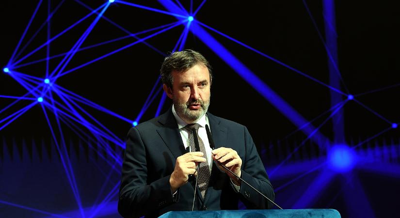 Új állásokat kreál a kormány, jönnek a „super userek”