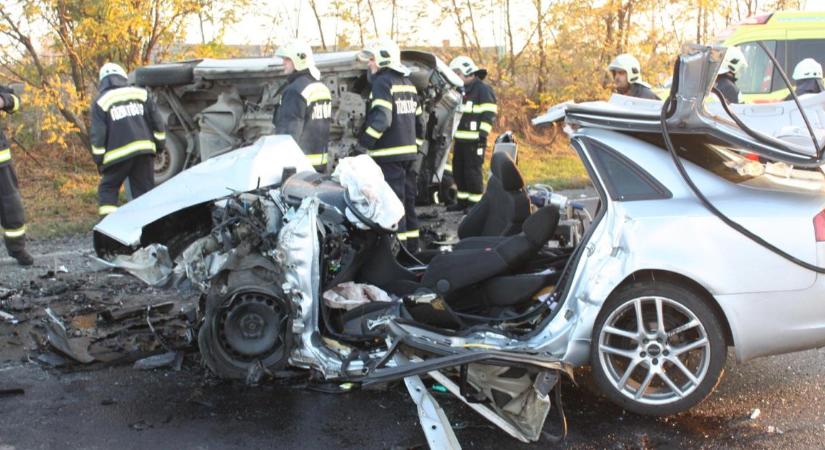 Felborult járműve alá szorult a sofőr a 4-esen történt balesetnél, már nem lehetett rajta segíteni – fotókkal