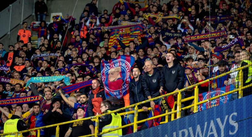 Saját buszukat gyújtották fel fáklyákkal a Barca szurkolói