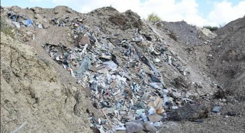 Murvabánya helyett szeméthegy: elképesztő, mit rejtett a veszprémi gödör mélye