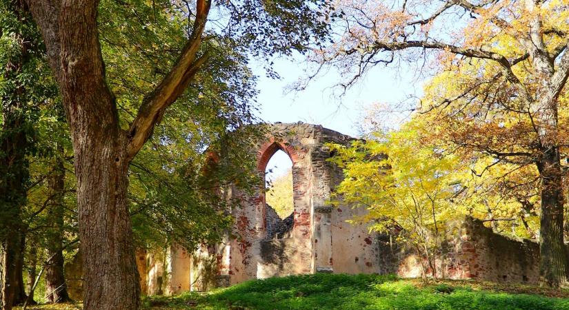 Avar, kőfalak és történelem: őszi kirándulás a salföldi kolostorromhoz