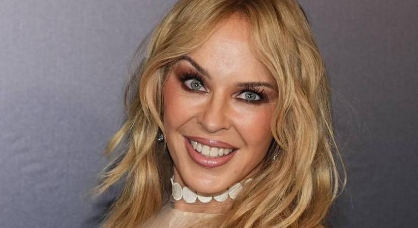 Az 57 éves Kylie Minogue miniruhában ragyogott Vilmos herceg oldalán: bomba lábakat villantott
