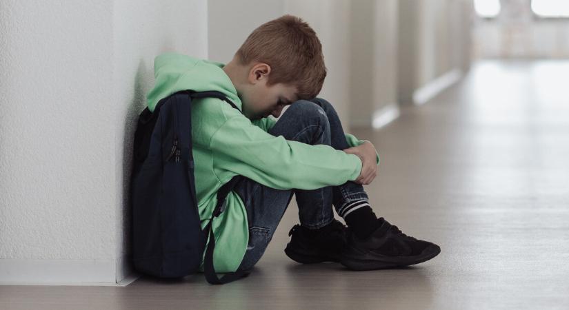 Otthon sincsenek biztonságban – gyermekek millióit bántalmazzák valamilyen módon