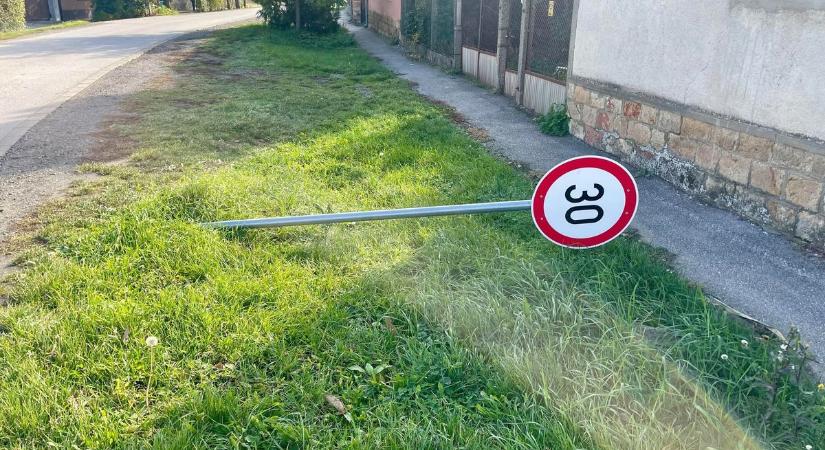 Lebuktak a KRESZ-tábla döntögető diákok, majd olyat tettek, amire senki sem számított!