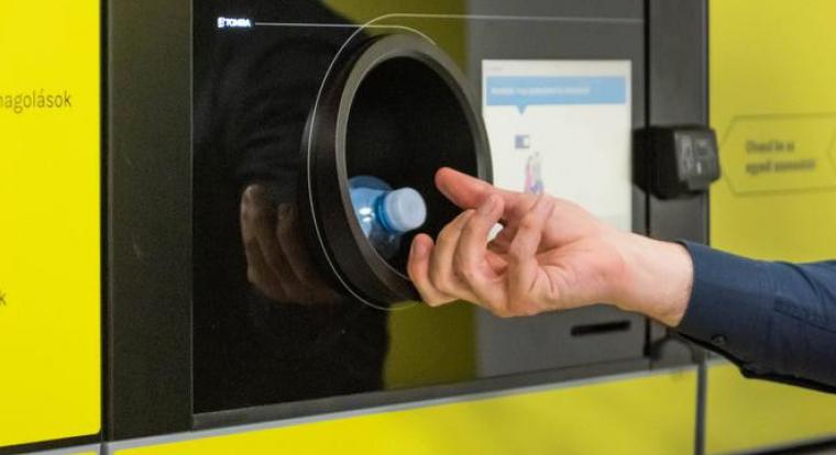 Már üzemel Budapest első olyan visszaváltó automatája, amelybe nem egyenként kell bedobálni a palackokat