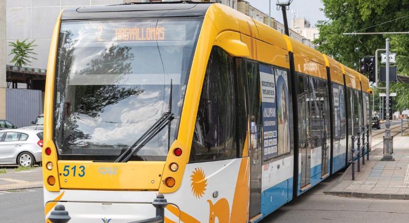Drámai pillanatok a debreceni villamoson, le kellett szállítani egy utast, mentőkre is szükség volt!