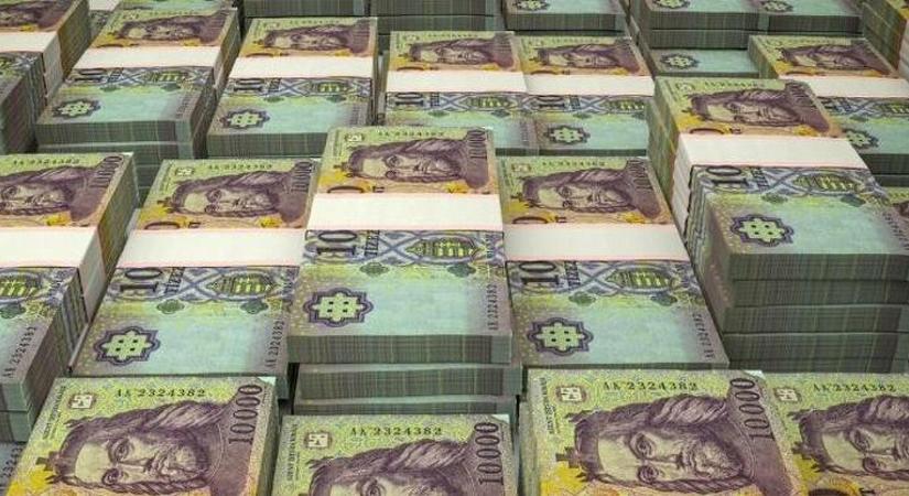 Már megint bezsákolt 108 milliárdot az Orbán-kormány