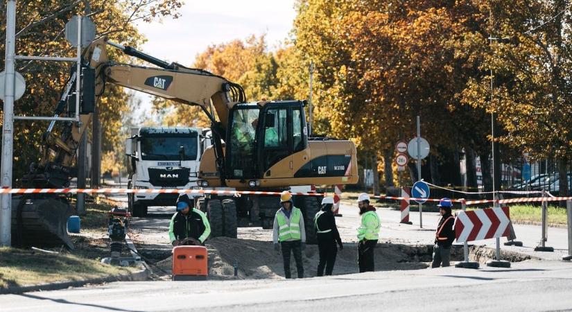 Kártérítés vagy sikálás? Tiszta kátrány lett az autó, túl hamar engedhették rá a forgalmat a felújított útra