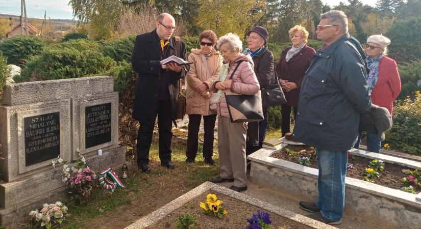 Tisztelgő egyleti küldöttség Szalay Mihály nyugvóhelyénél