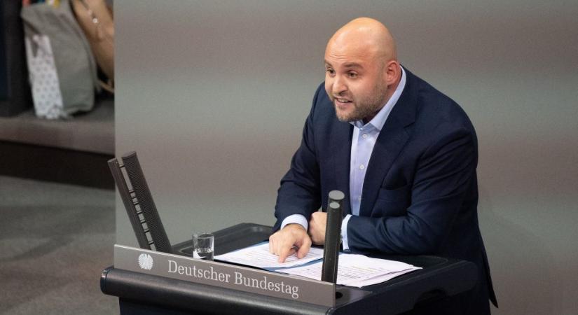 Az AfD rendszeresen kér ki katonai titkokat, a nagy német pártok szerint Moszkva érdekében