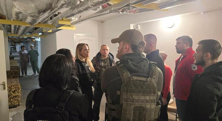 Őrizetbe vették az Angelina Jolie-t kísérő konvoj egyik sofőrét