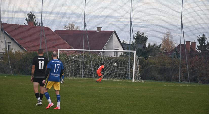 Elképesztő: kirúgásból szerzett gólt a 21 éves magyar kapus