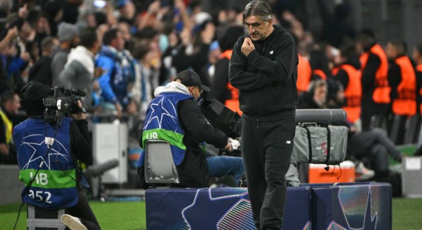 Az edző majdnem nekiment a focistának, aki odaszólt neki a lecserélése után