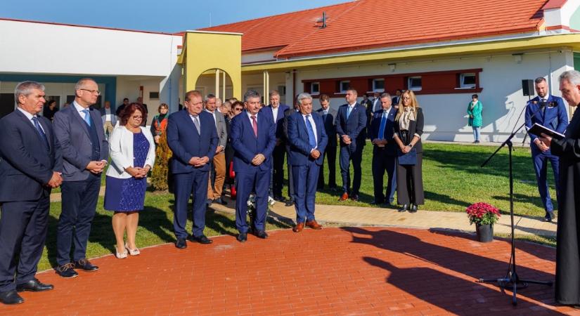 Díszpintybemutató – Uniós pénzből felújított óvodát adtak át Hajdúszoboszlón