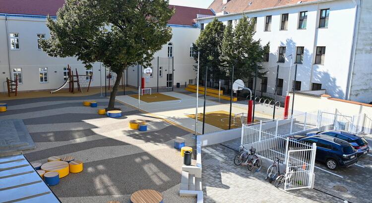 Alapkőletétel - Kilencszáz gyermek sportolási lehetőségét teremti meg az új tornacsarnok építése Győrben