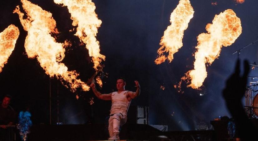 Tüzes show, pokoli energia – a Parkway Drive brutális látvánnyal érkezik Budapestre (videó)