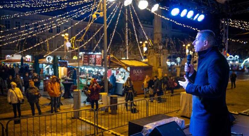 Szombathelyi karácsonyi vásár 2025: óriáskerék, Caramel-koncert és Fradi-kamion az adventi Fő téren