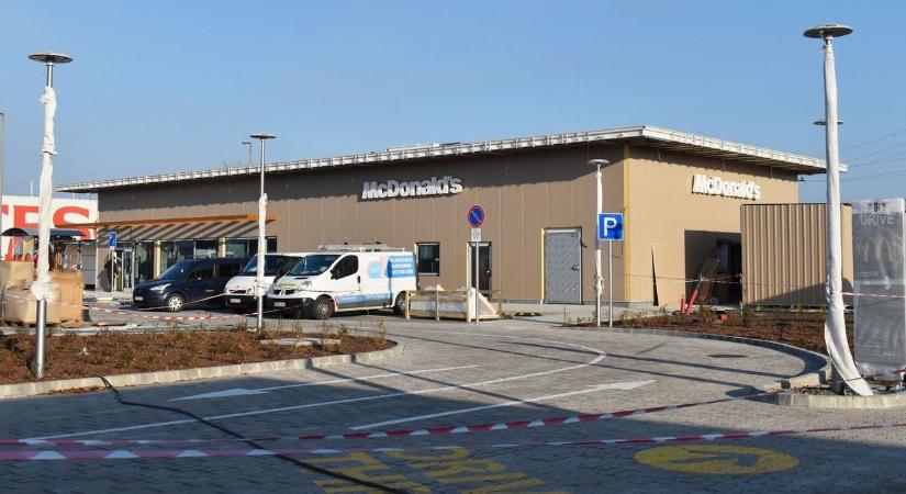 Végre kiderült, mikor nyit a ceglédi McDonald’s – alig pár nap, és nyitnak!