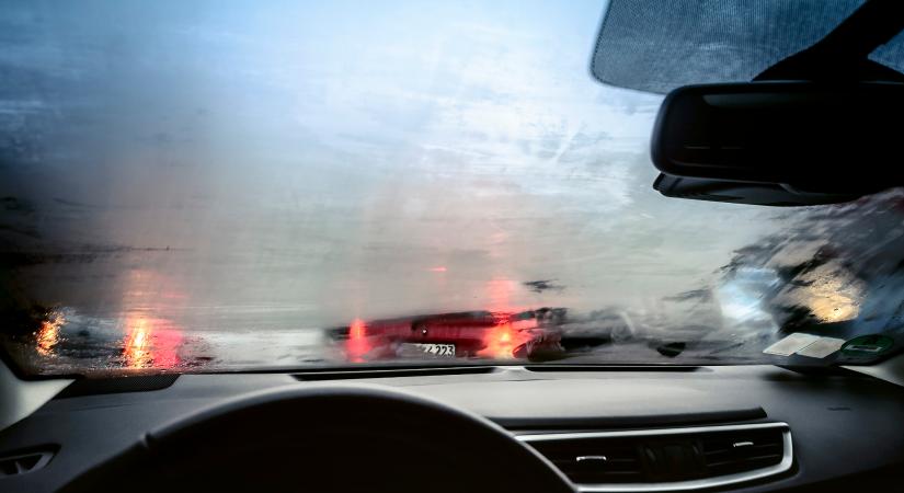 Hideg vagy meleg levegő segít a párásodó szélvédőn?