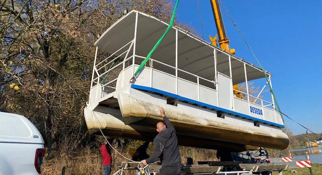 Pihenni megy a desedai kishajó