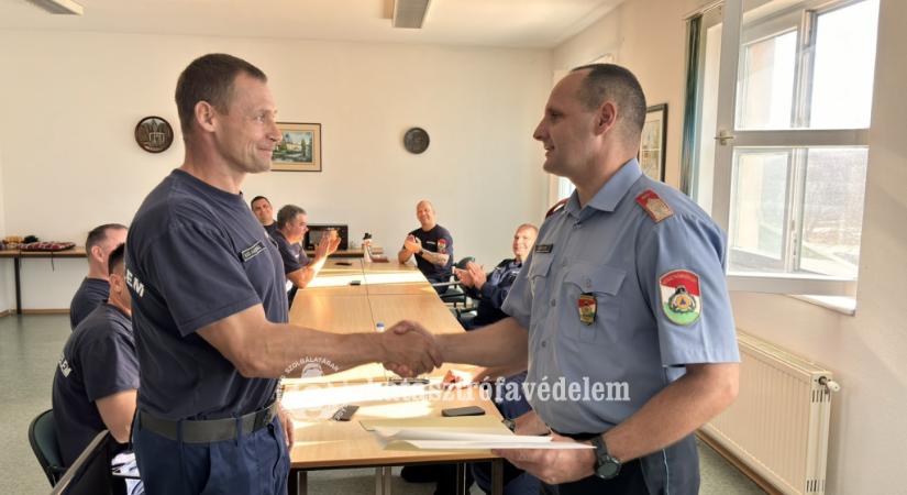 Főigazgatói dicséretet kapott a világ negyedik legkitartóbb tűzoltója, Kiss János
